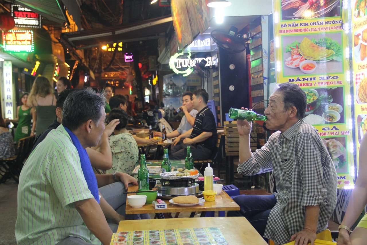 ha-noi-pho-tay-ta-hien-tap-nap-truoc-gio-world-cup-2018-khai-mac