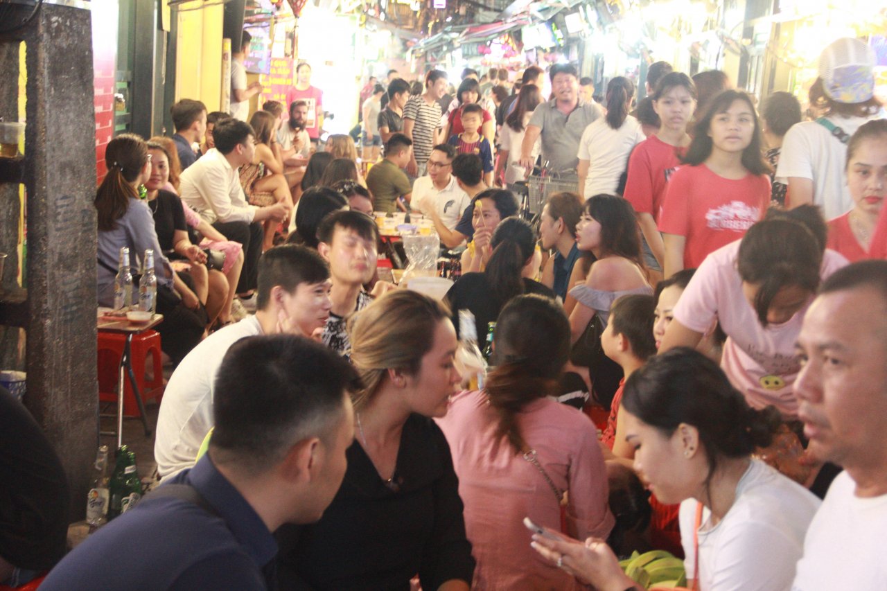 ha-noi-pho-tay-ta-hien-tap-nap-truoc-gio-world-cup-2018-khai-mac