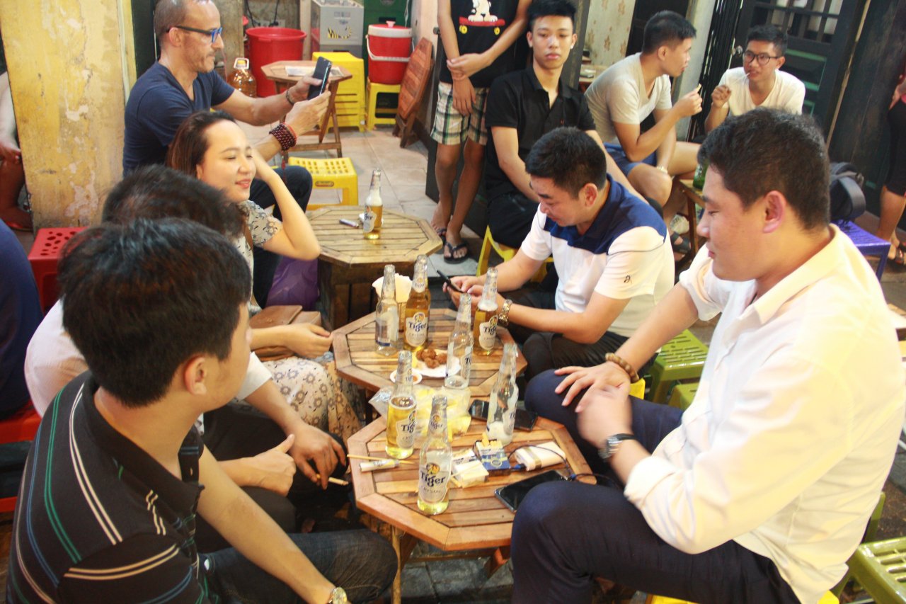 ha-noi-pho-tay-ta-hien-tap-nap-truoc-gio-world-cup-2018-khai-mac