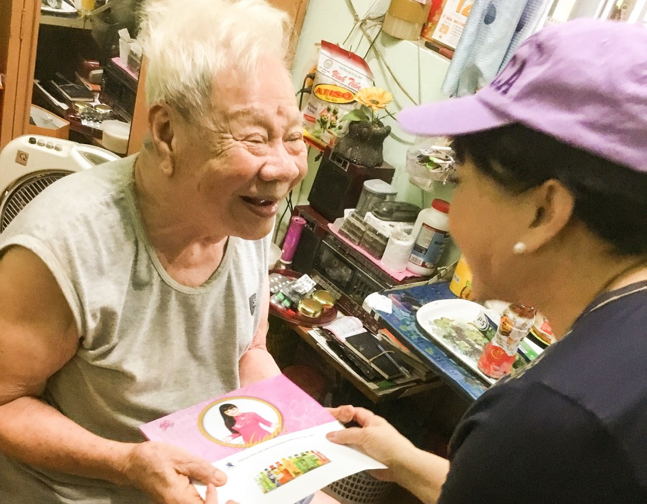 nghe-si-huong-lan-tham-va-tang-qua-cho-cac-nghe-si-vien-duong-lao