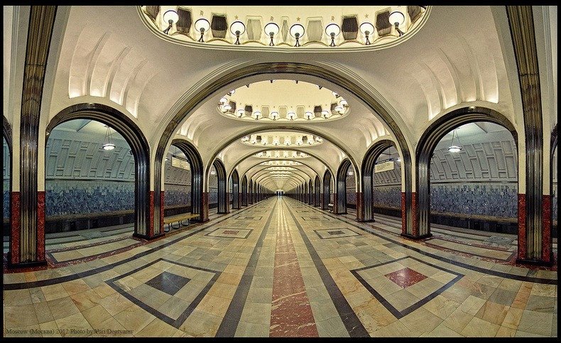 tau-dien-ngam-komsomolskaya-metro