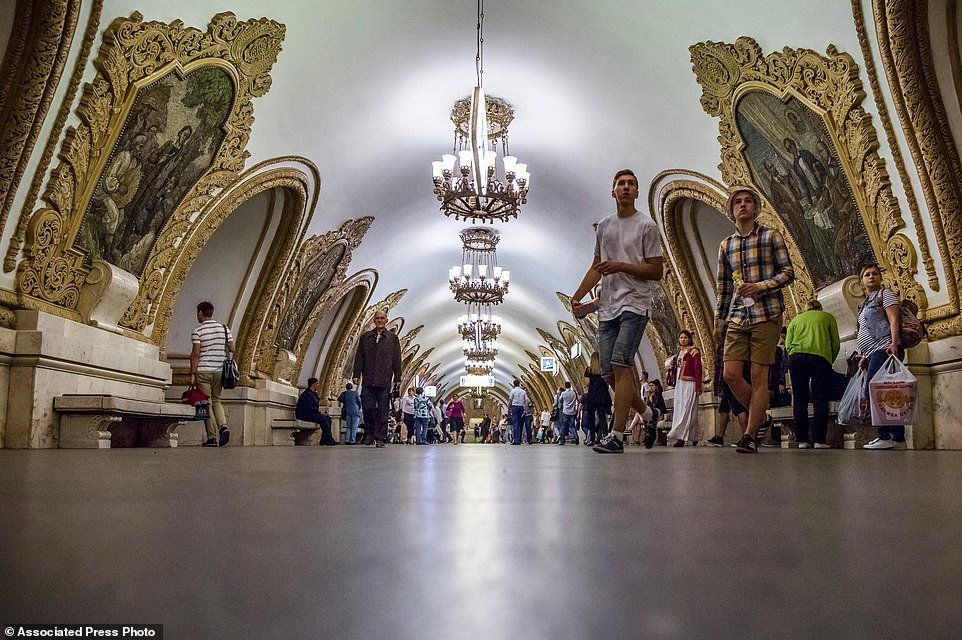 tau-dien-ngam-komsomolskaya-metro