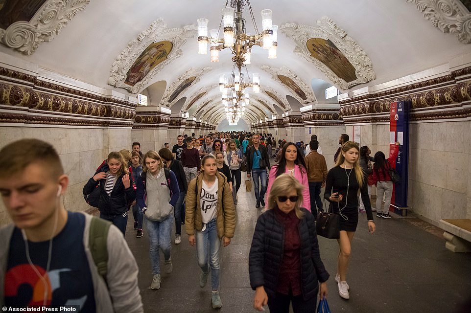 tau-dien-ngam-komsomolskaya-metro