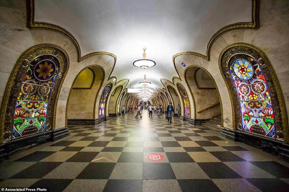 tau-dien-ngam-komsomolskaya-metro
