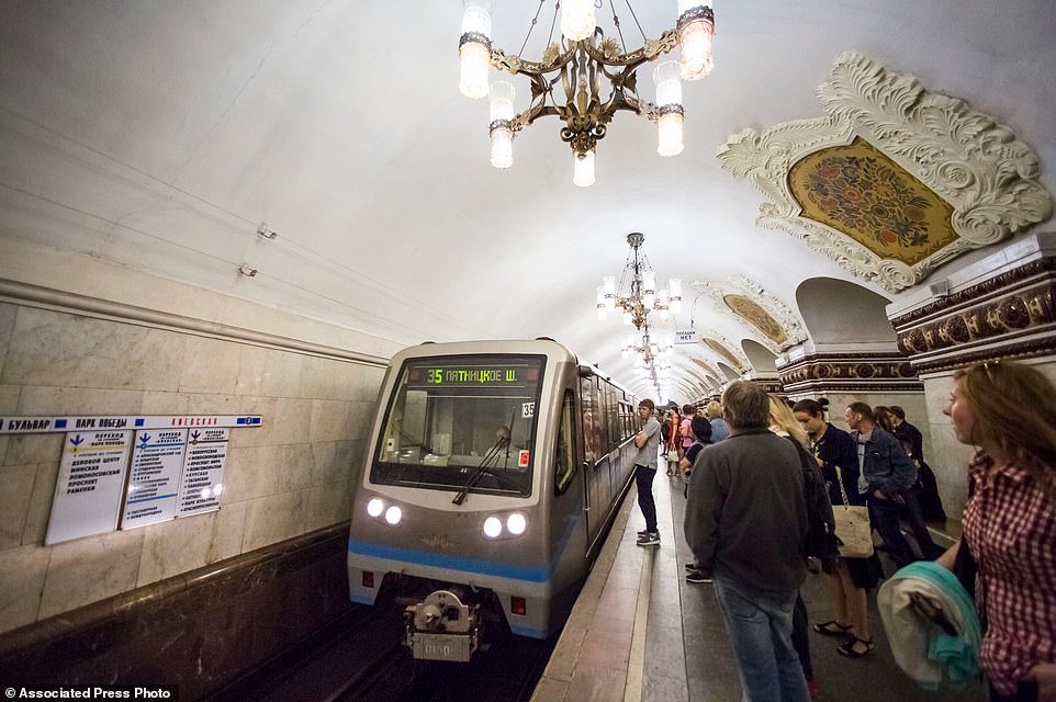 tau-dien-ngam-komsomolskaya-metro