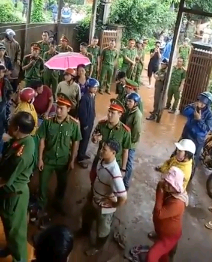 thuc-thi-cong-vu-truong-cong-an-huyen-bi-do-nuoc-phan-lon-len-nguoi