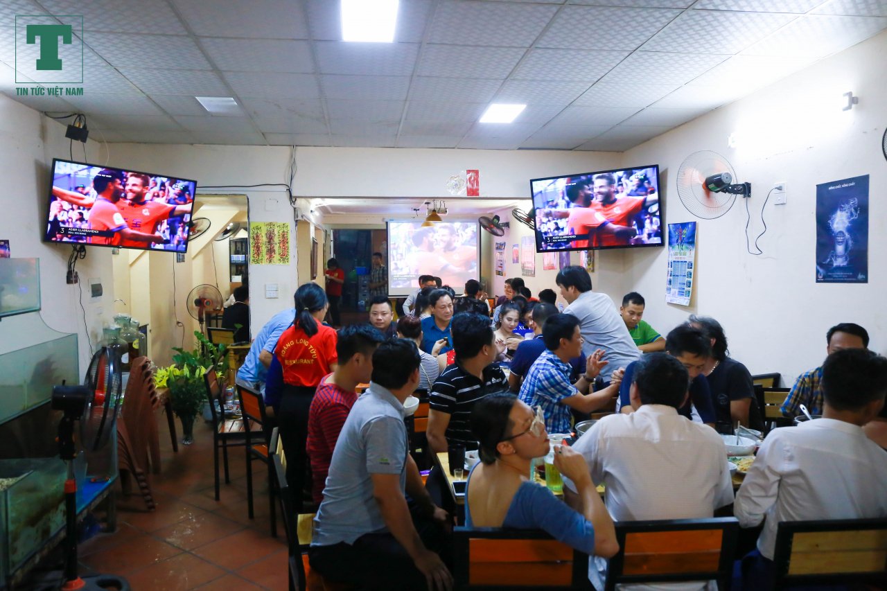 truoc-gio-khai-mac-world-cup-2018-nha-hang-quan-an-nin-tho-cho-duoc-cap-quyen-xem-bong-da