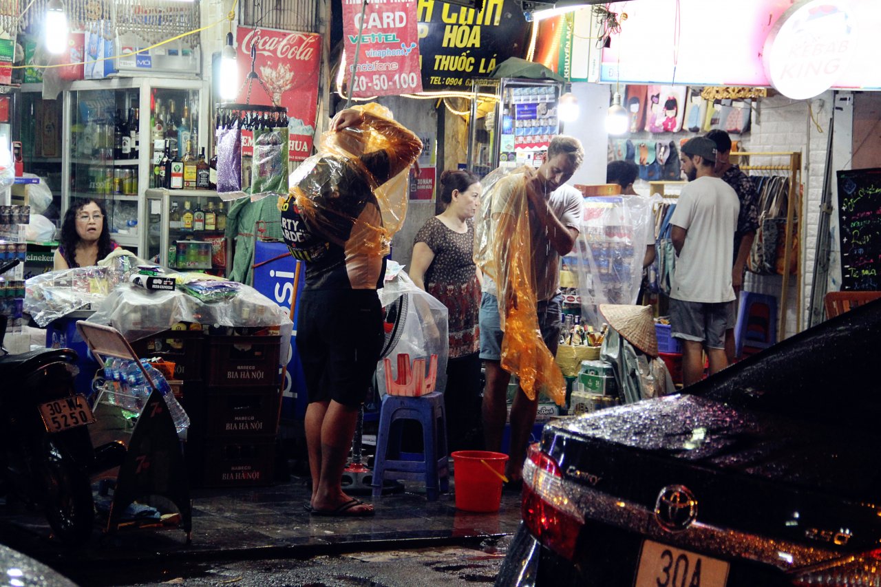 nguoi-dan-ha-noi-doi-mua-xem-world-cup