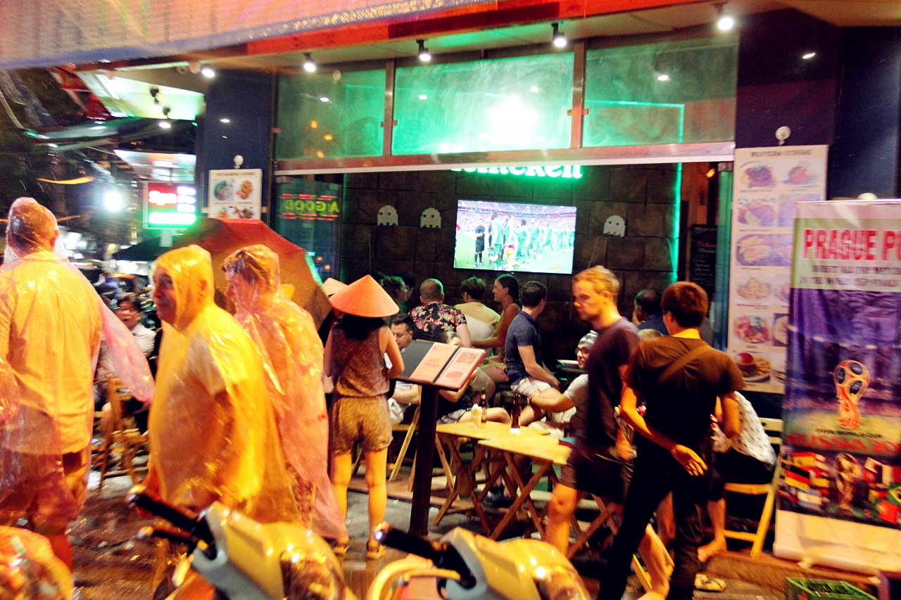 nguoi-dan-ha-noi-doi-mua-xem-world-cup