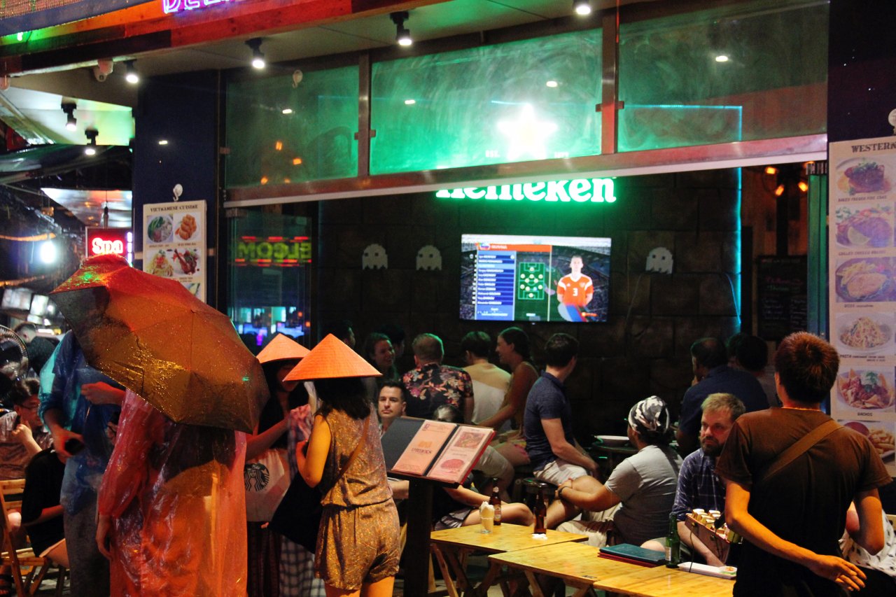 nguoi-dan-ha-noi-doi-mua-xem-world-cup