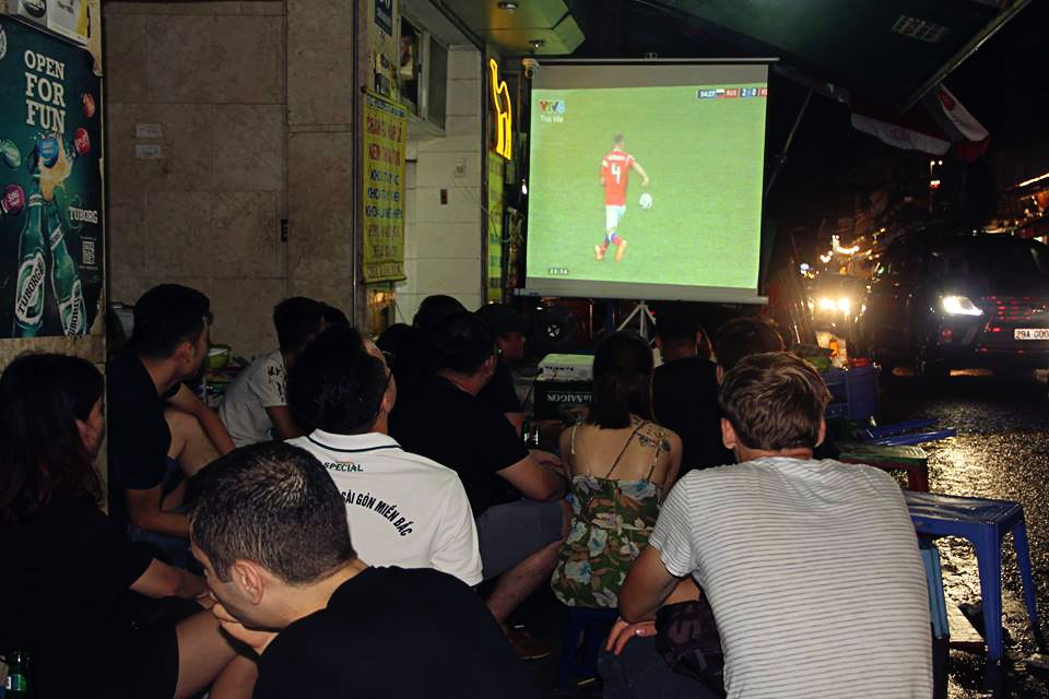 nguoi-dan-ha-noi-doi-mua-xem-world-cup