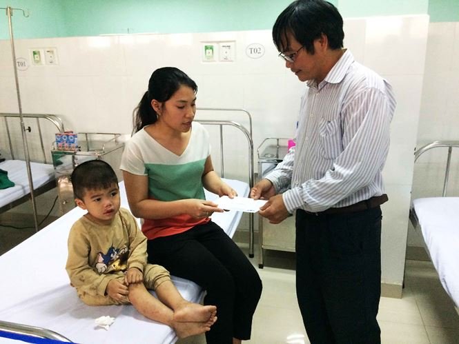 Cụ ông kể lại giây phút xe khách 'lăn lông lốc' xuống vực ở Kon Tum