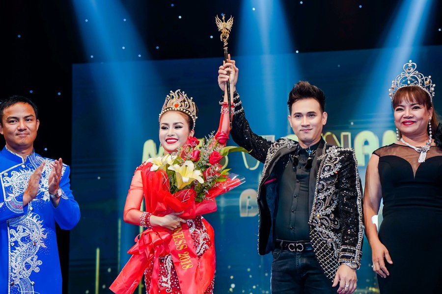 nguoi-dep-truong-nhan-xuat-sac-dang-quang-hoa-hau-the-gioi-doanh-nhan-2018