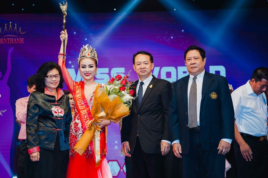 nguoi-dep-truong-nhan-xuat-sac-dang-quang-hoa-hau-the-gioi-doanh-nhan-2018