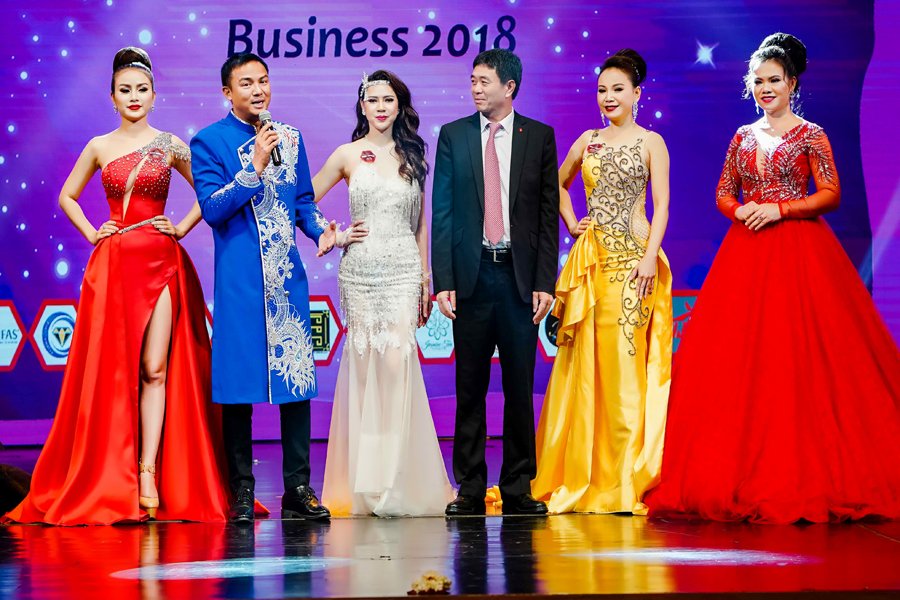nguoi-dep-truong-nhan-xuat-sac-dang-quang-hoa-hau-the-gioi-doanh-nhan-2018