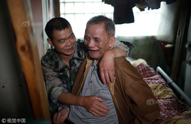Một vợ hai chồng, chồng mới chăm sóc cho chồng cũ của vợ như anh em ruột thịt