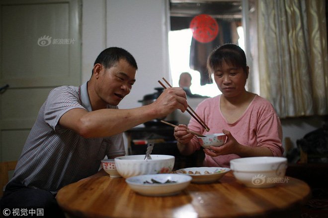 Một vợ hai chồng, chồng mới chăm sóc cho chồng cũ của vợ như anh em ruột thịt