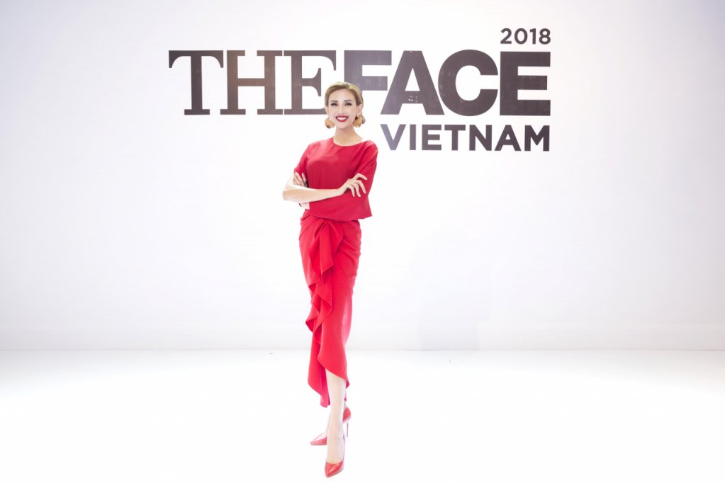 sau-khi-nhap-vien-vi-con-dau-cot-song-vo-hoang-yen-bat-ngo-khoe-nhan-sac-tre-trung-quyen-ru