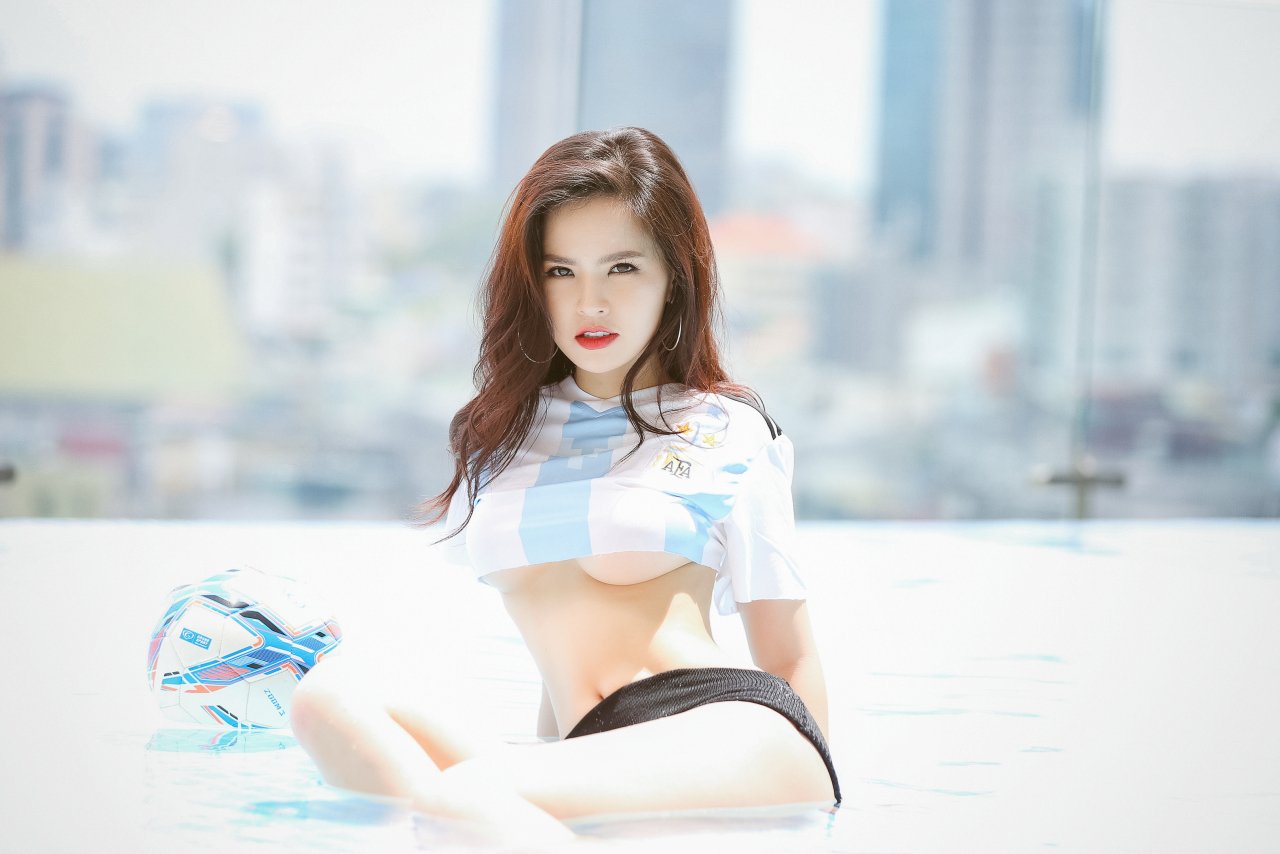 khoe-anh-tao-bao-don-world-cup-phi-huyen-trang-thang-than-dep-nhung-khong-phan-cam
