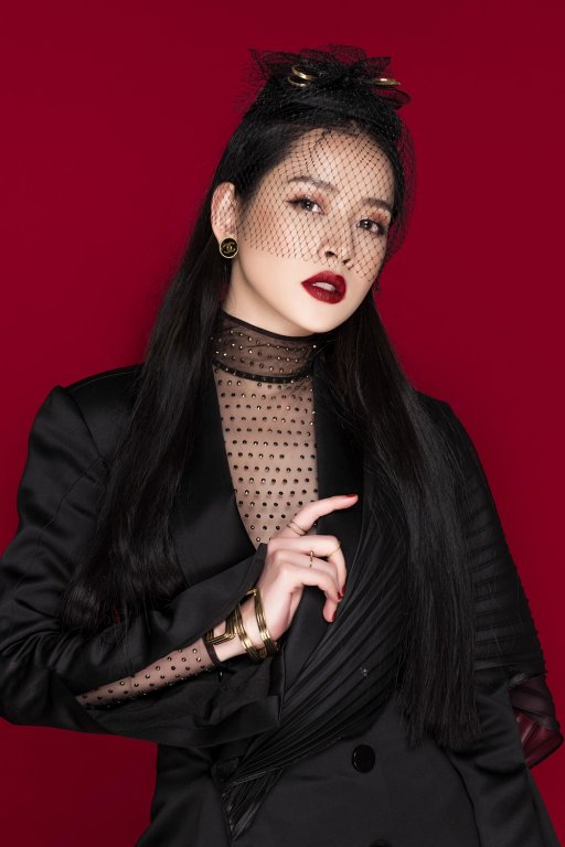 chi-pu-lai-gay-tranh-cai-khi-duoc-moi-hat-tai-dem-chung-khao-phia-nam-hoa-hau-viet-nam-2018