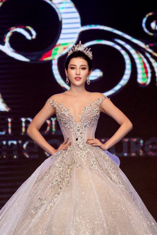 huyen-my-hhen-nie-va-minh-tu-do-sac-bat-phan-thang-bai-khi-dien-vay-cuoi-long-lay