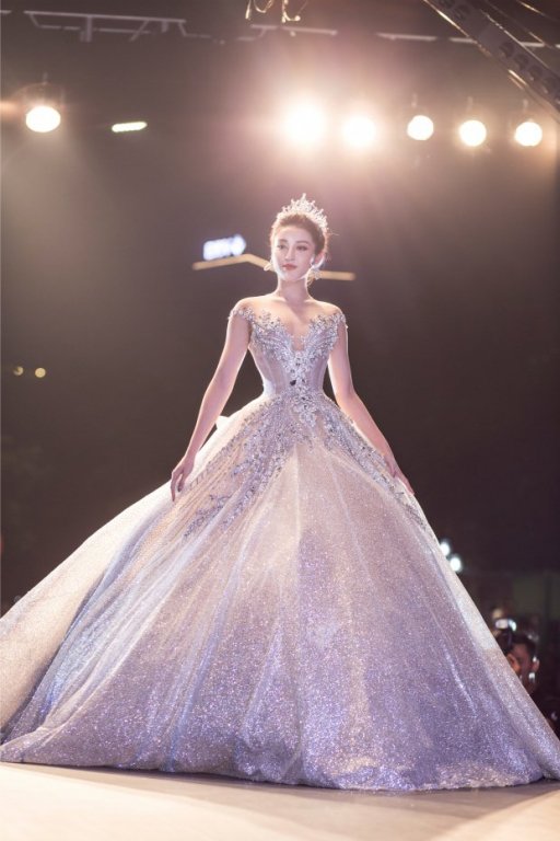 huyen-my-hhen-nie-va-minh-tu-do-sac-bat-phan-thang-bai-khi-dien-vay-cuoi-long-lay