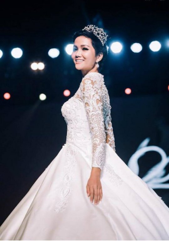 huyen-my-hhen-nie-va-minh-tu-do-sac-bat-phan-thang-bai-khi-dien-vay-cuoi-long-lay