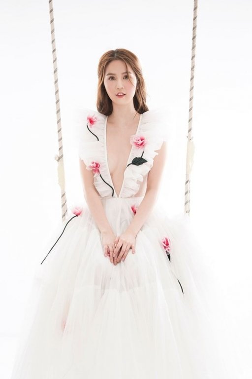 Ngắm Ngọc Trinh sexy hết cỡ với đầm công chúa không nội y
