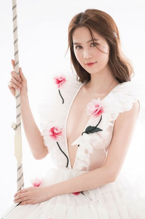 Ngắm Ngọc Trinh sexy hết cỡ với đầm công chúa không nội y