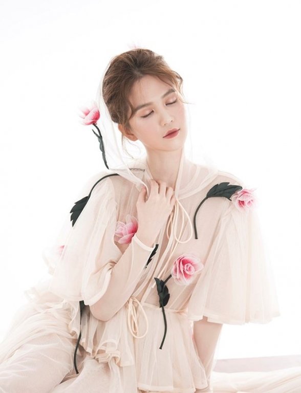 Ngắm Ngọc Trinh sexy hết cỡ với đầm công chúa không nội y
