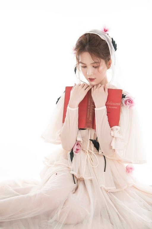 Ngắm Ngọc Trinh sexy hết cỡ với đầm công chúa không nội y