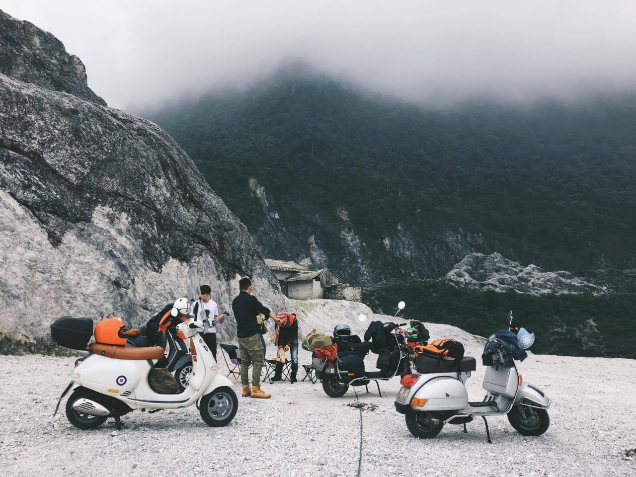 ngon-doi-tuyet-trang-cua-hoa-binh-bat-ngo-bi-dan-lap-chot-thu-phi-trai-phep