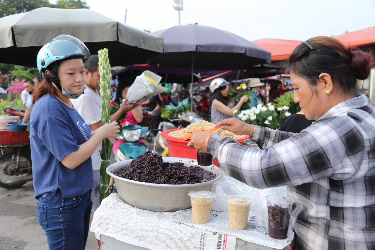 nguoi-dan-ha-noi-no-nuc-mua-hoa-qua-ruou-nep-chiet-sau-bo-ngay-tet-doan-ngo