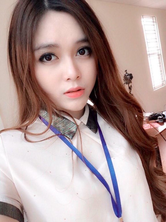 nu-hot-girl-xuat-hien-tren-vtv-cho-rang-nam-huyen-thoai-bong-da-pele-dong-trang-lua-voi-ronaldo