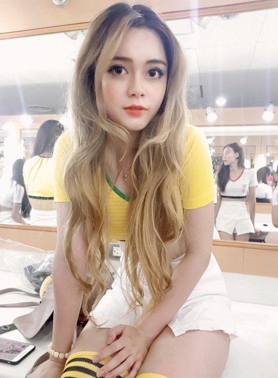 nu-hot-girl-xuat-hien-tren-vtv-cho-rang-nam-huyen-thoai-bong-da-pele-dong-trang-lua-voi-ronaldo