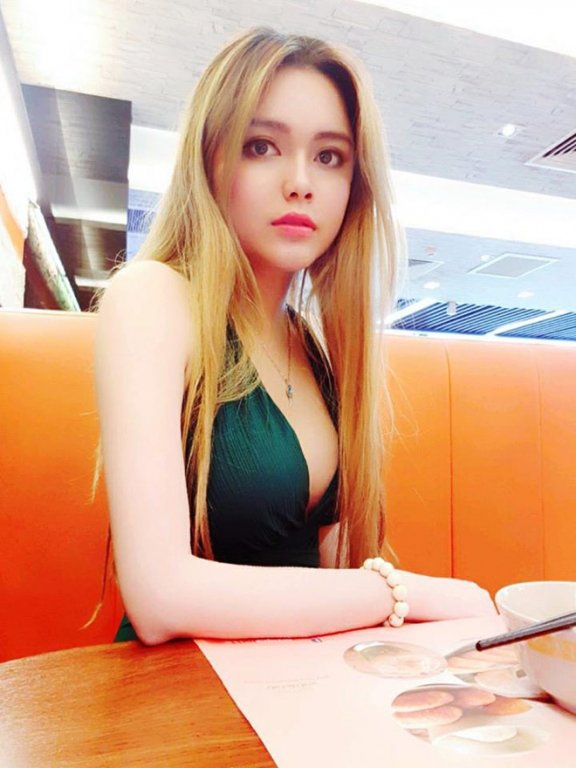 nu-hot-girl-xuat-hien-tren-vtv-cho-rang-nam-huyen-thoai-bong-da-pele-dong-trang-lua-voi-ronaldo