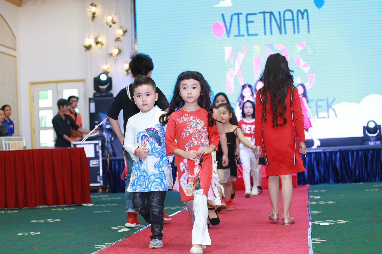hoa-hau-ngoc-han-cung-150-nguoi-mau-nhi-se-ra-mat-trang-phuc-ao-dai-ke-chuyen-dan-gian