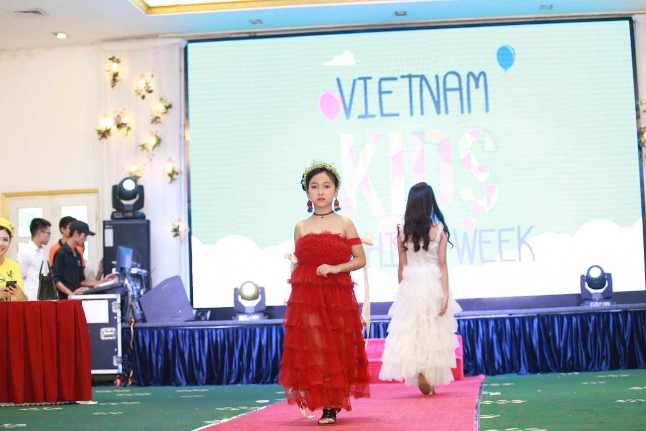 hoa-hau-ngoc-han-cung-150-nguoi-mau-nhi-se-ra-mat-trang-phuc-ao-dai-ke-chuyen-dan-gian