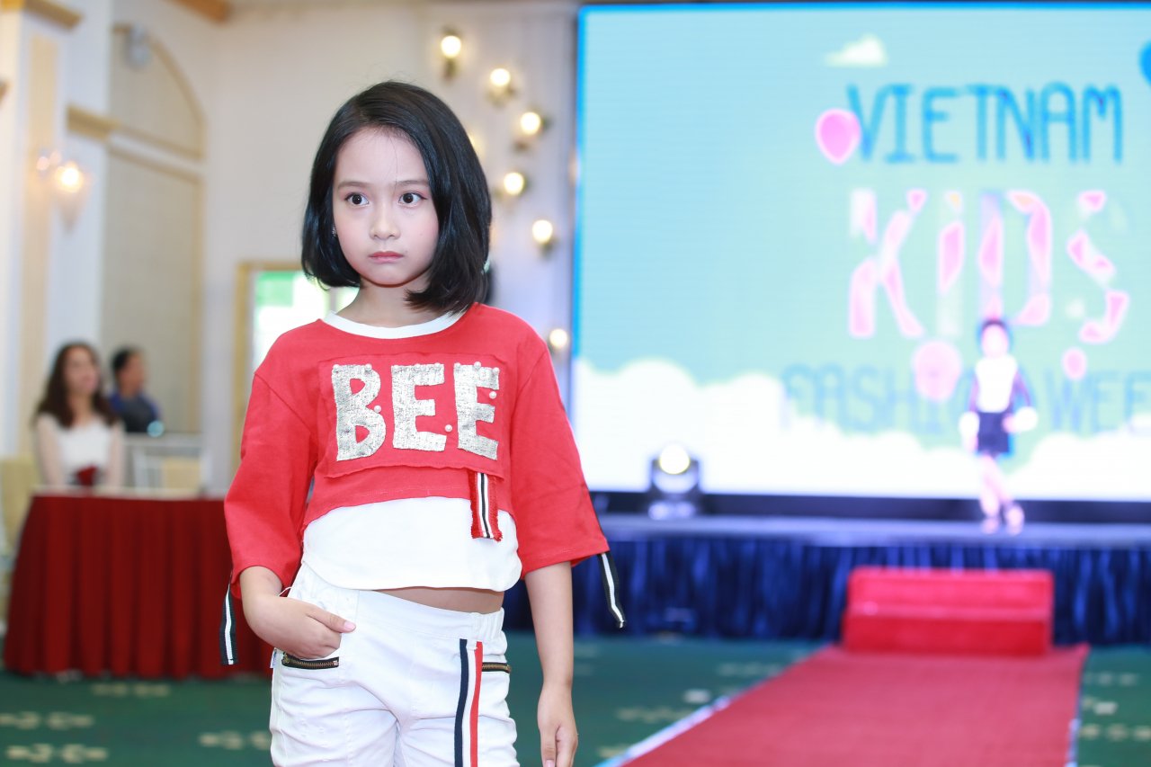 hoa-hau-ngoc-han-cung-150-nguoi-mau-nhi-se-ra-mat-trang-phuc-ao-dai-ke-chuyen-dan-gian
