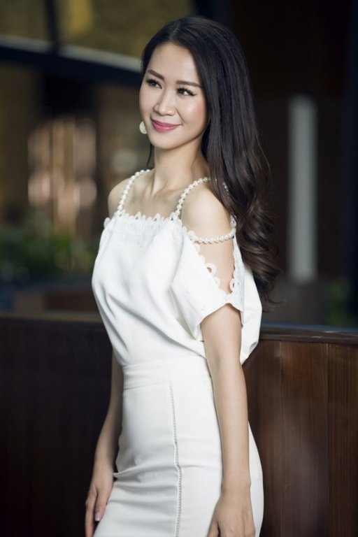 nhan-sac-o-tuoi-35-cua-duong-thuy-linh-se-dai-dien-viet-nam-tham-du-mrs-worldwide-2018