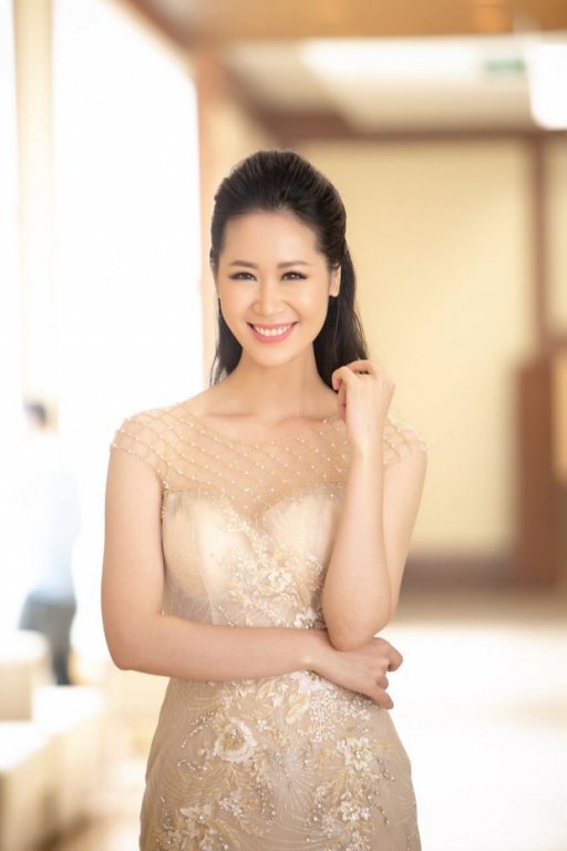 nhan-sac-o-tuoi-35-cua-duong-thuy-linh-se-dai-dien-viet-nam-tham-du-mrs-worldwide-2018