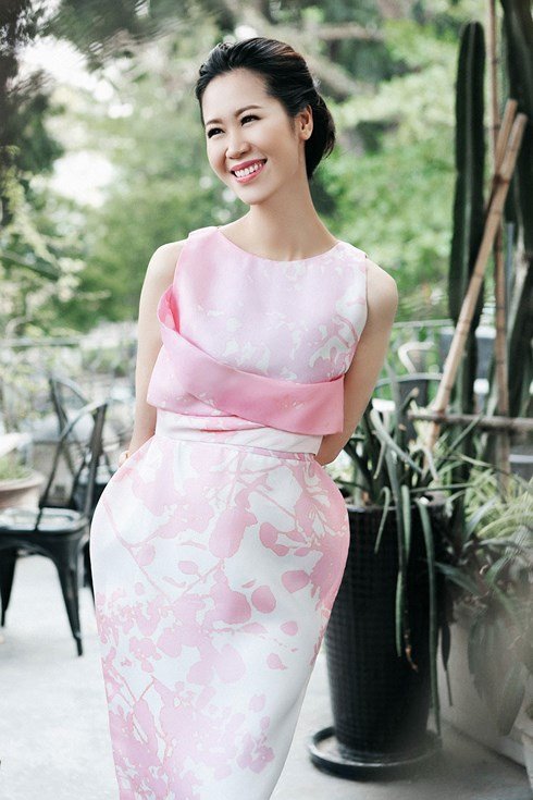 nhan-sac-o-tuoi-35-cua-duong-thuy-linh-se-dai-dien-viet-nam-tham-du-mrs-worldwide-2018