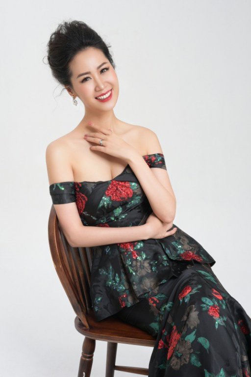 nhan-sac-o-tuoi-35-cua-duong-thuy-linh-se-dai-dien-viet-nam-tham-du-mrs-worldwide-2018
