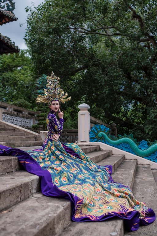 chi-nguyen-mac-ao-dai-chim-khong-tuoc-nang-20kg-tai-hoa-hau-chau-a-the-gioi-2018