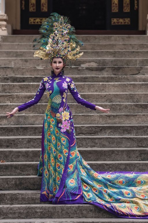 chi-nguyen-mac-ao-dai-chim-khong-tuoc-nang-20kg-tai-hoa-hau-chau-a-the-gioi-2018