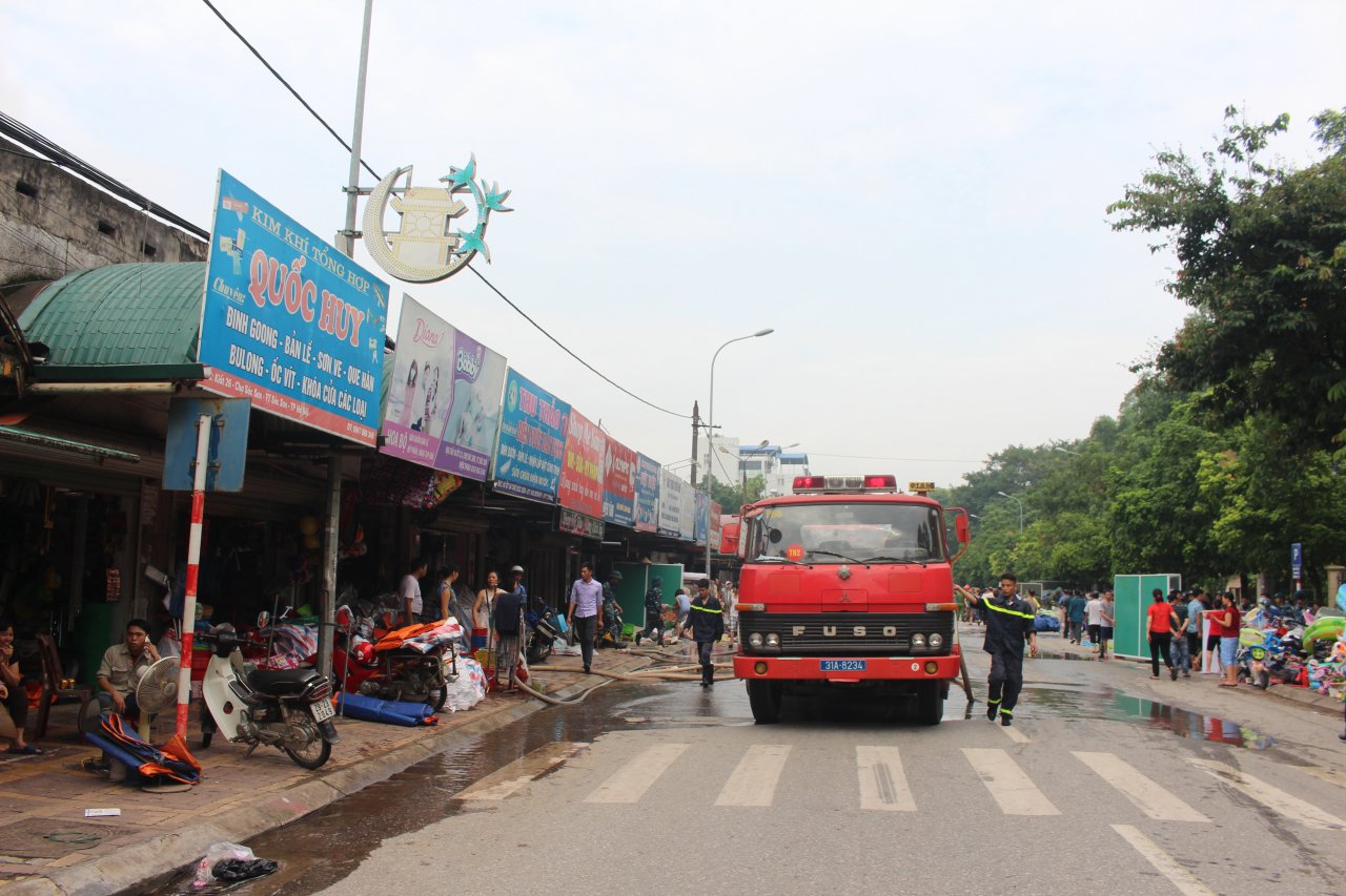 ha-noi-chay-du-doi-cho-trung-tam-huyen-soc-son