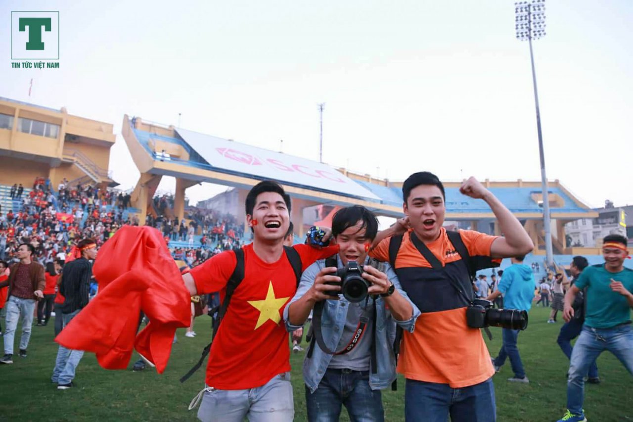 hinh-anh-phong-vien-tac-nghiep-theo-tung-hoi-tho-cua-cuoc-song