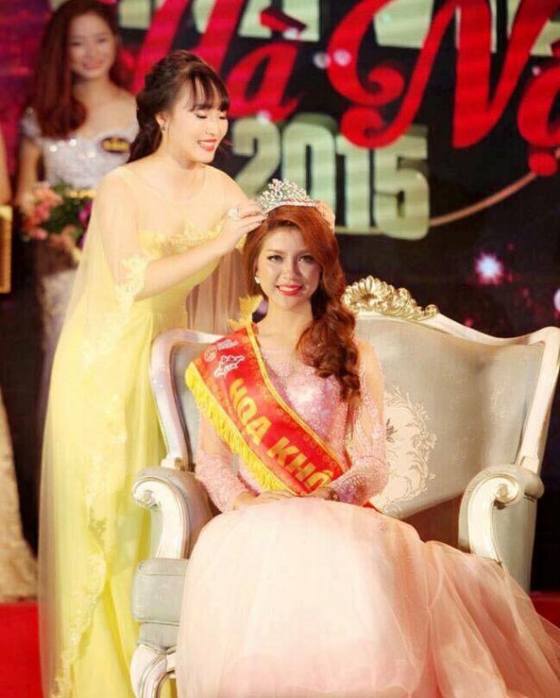 Hoa khôi mặc bikini dẫn World Cup: 'Rất buồn khi đọc bình luận'