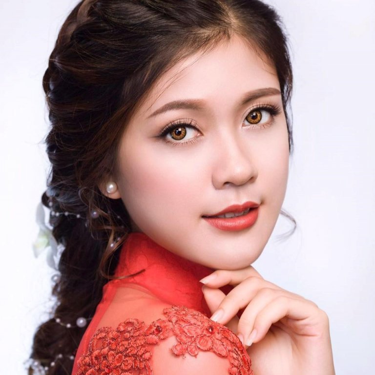 Hoa khôi mặc bikini dẫn World Cup: 'Rất buồn khi đọc bình luận'