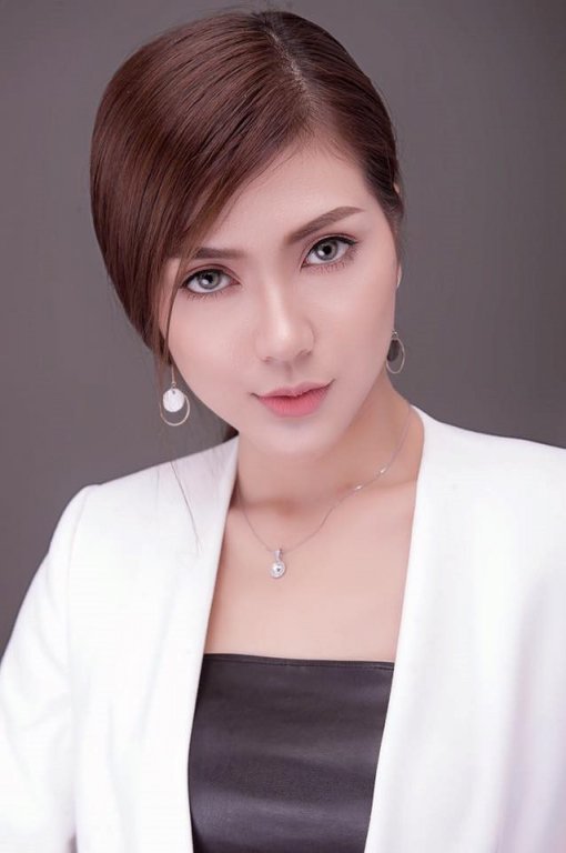 Hoa khôi mặc bikini dẫn World Cup: 'Rất buồn khi đọc bình luận'